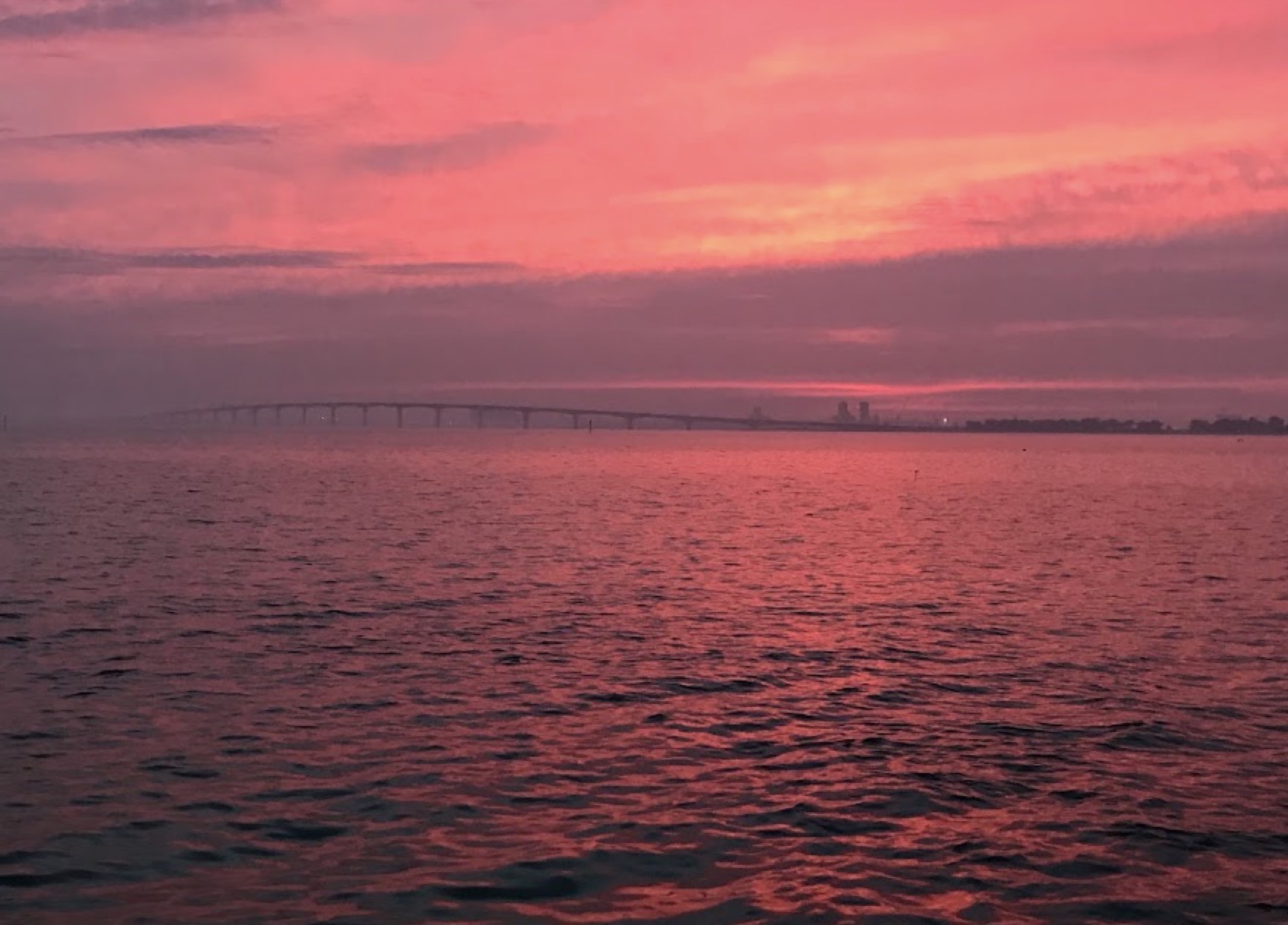 Pont de l’Île de Ré dans la lumière du soir, porte d’entrée du week-end littoral