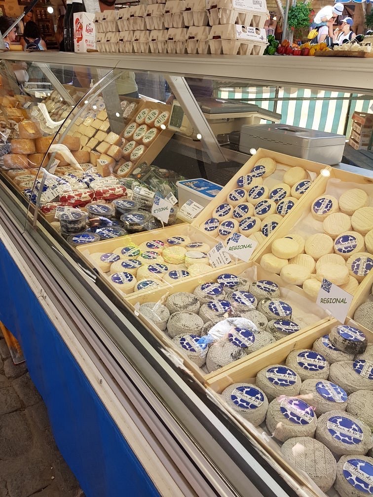 Fromages régionaux présentés sur un étal du marché