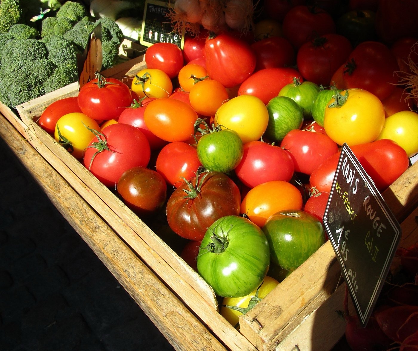 Tomates anciennes colorées sur un étal de marché