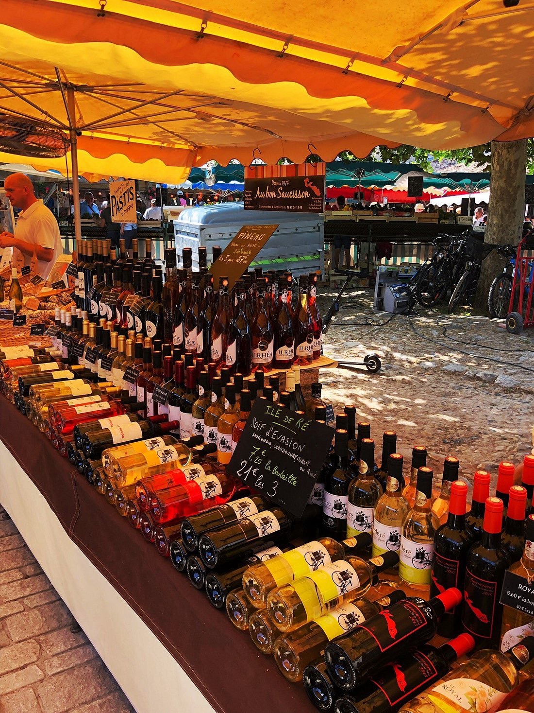 Vins et pineaux proposés au marché