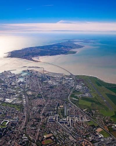 Pont reliant La Rochelle à l’Île de Ré vu du ciel