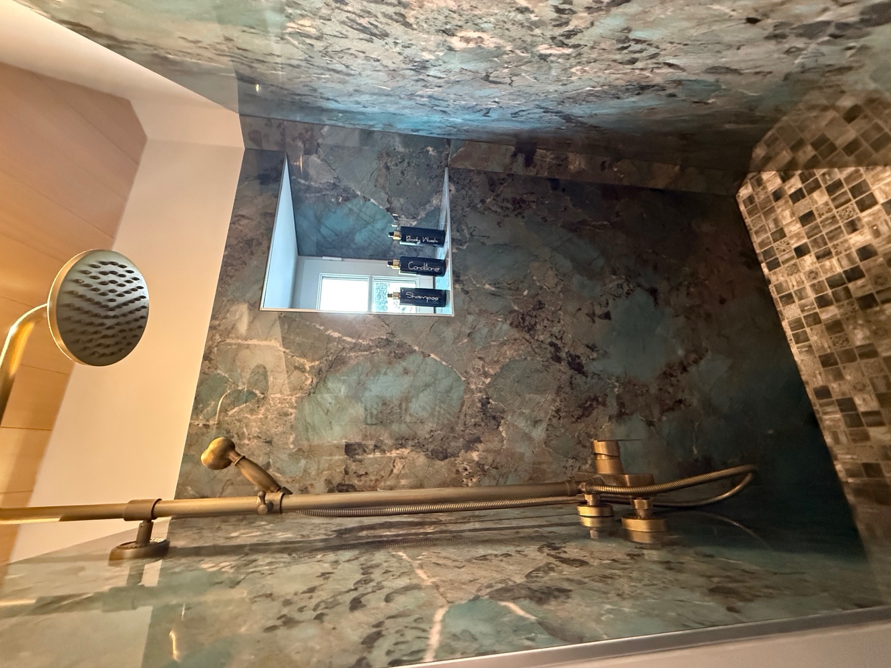 Douche à l’italienne du Chai avec parois minérales et robinetterie bronze