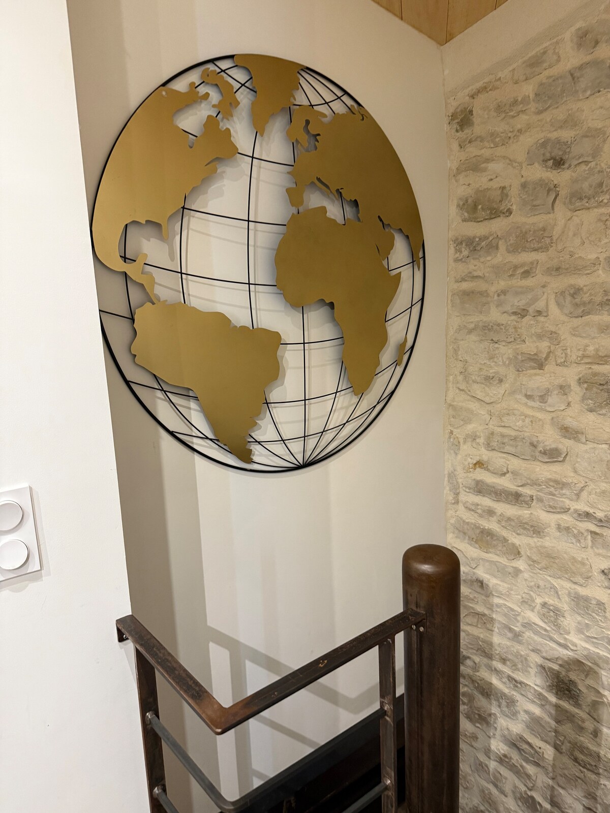 Une mappemonde décorative sur le mur en pierre