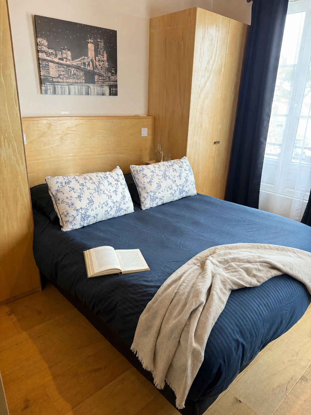 Chambre du Chai préparée avec livre, eau et linge délicatement posé