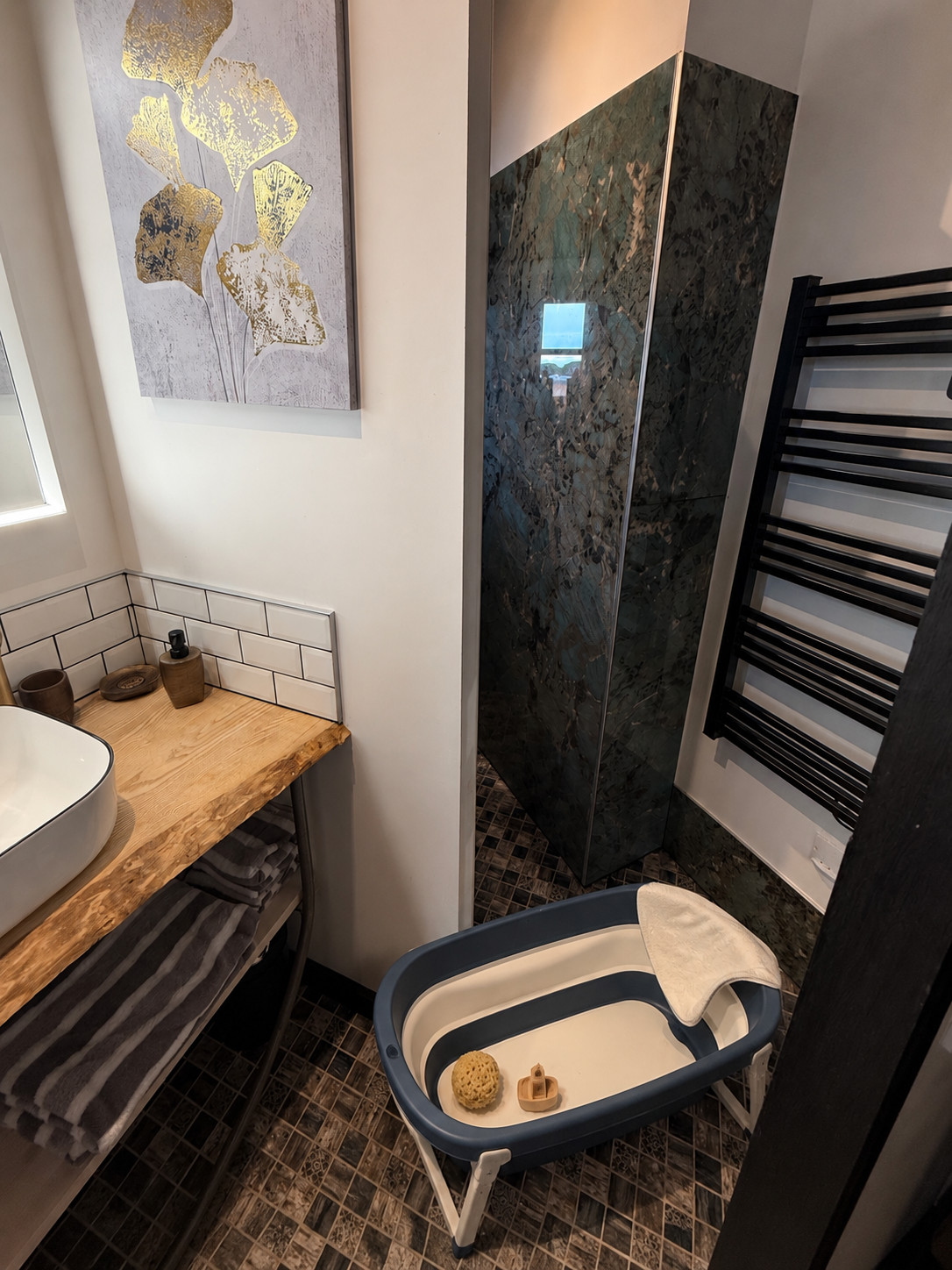 Salle d’eau du Chai équipée d’une baignoire pour bébé