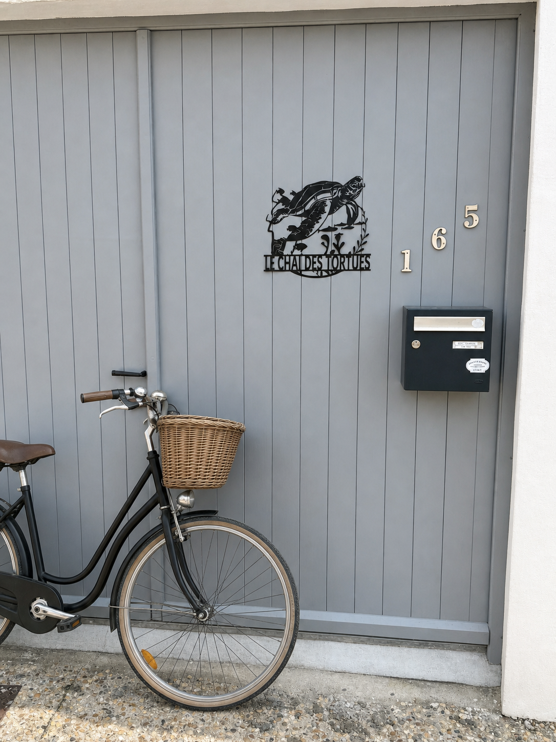 Vélo rétais devant la porte du Chai des Tortues