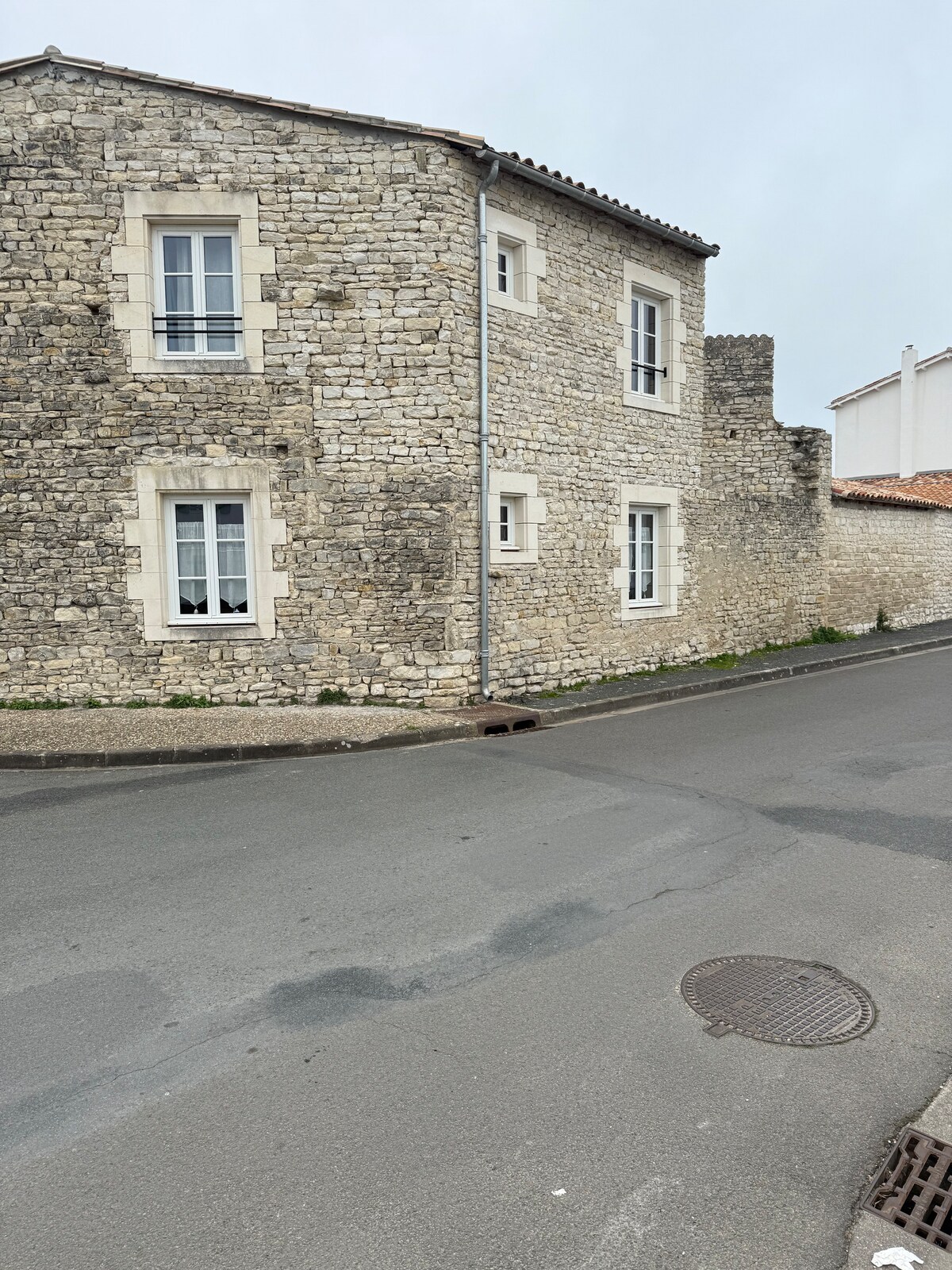 La façade en pierre du Chai des Tortues