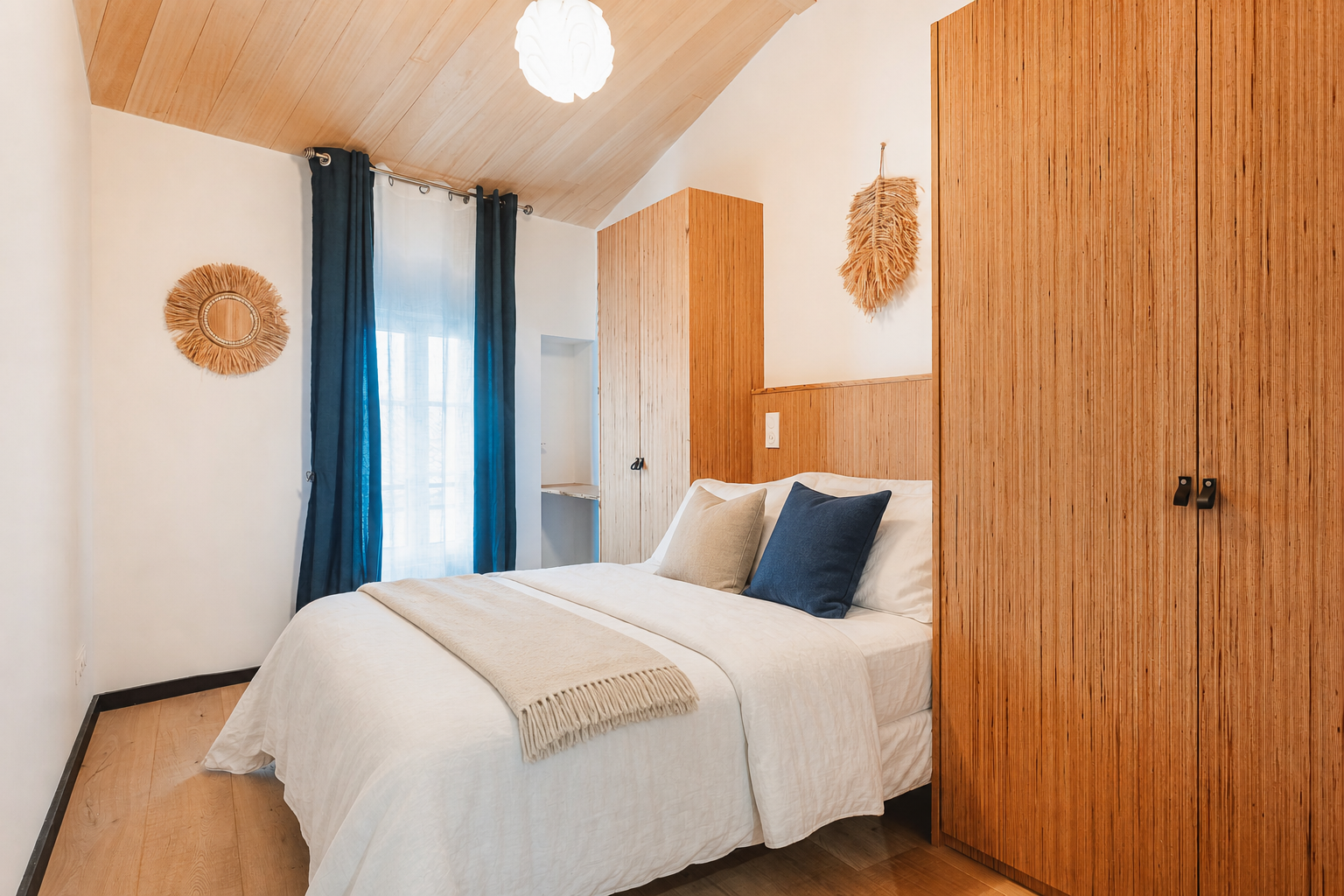 Une chambre lumineuse du Chai avec son lit soigneusement préparé
