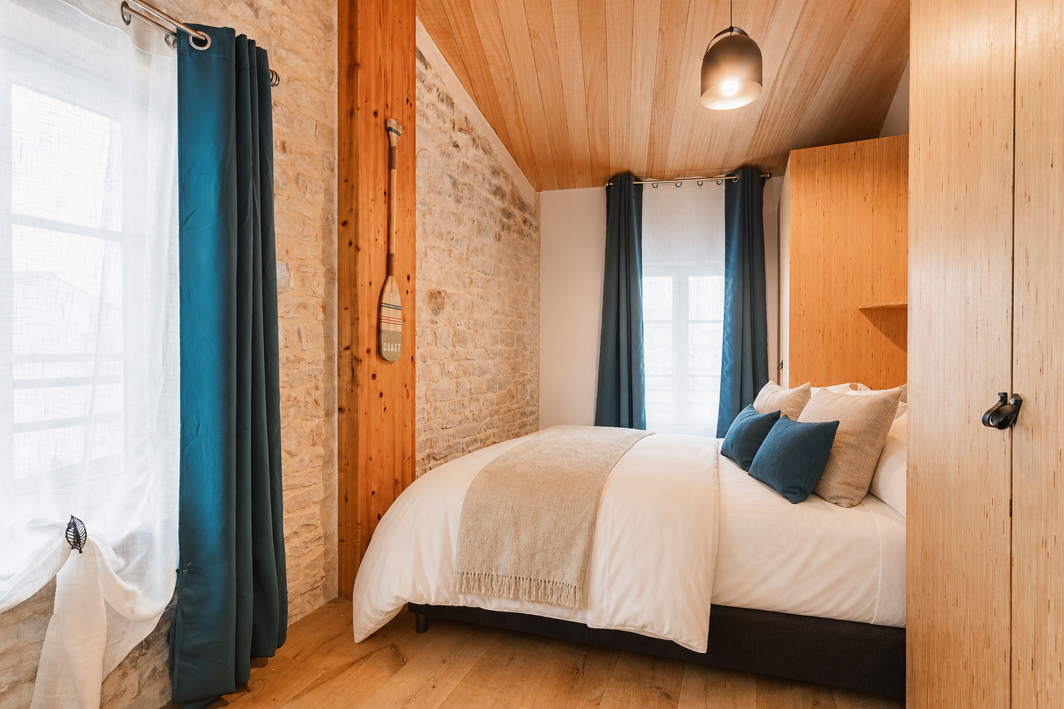 Une chambre du Chai préparée avec du linge naturel entre pierre et bois