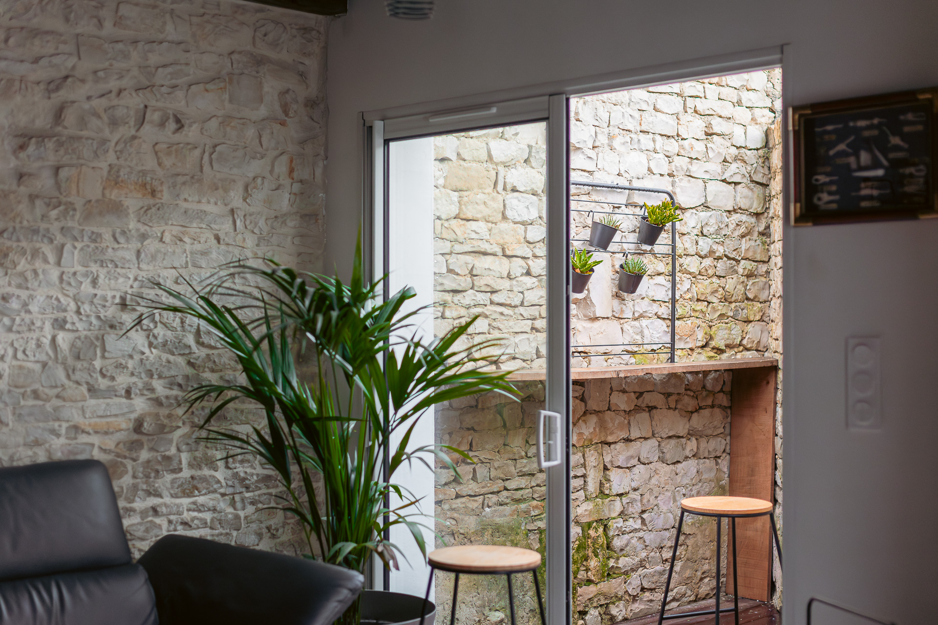 La petite cour intérieure du Chai entourée de murs en pierre