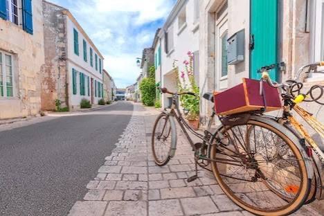 Vélo dans une rue de village de l’Île de Ré