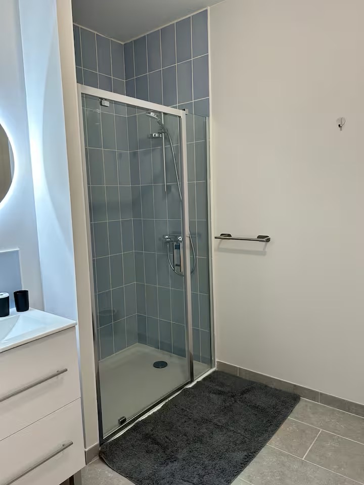 Douche vitrée et meuble vasque du Nid d’Été