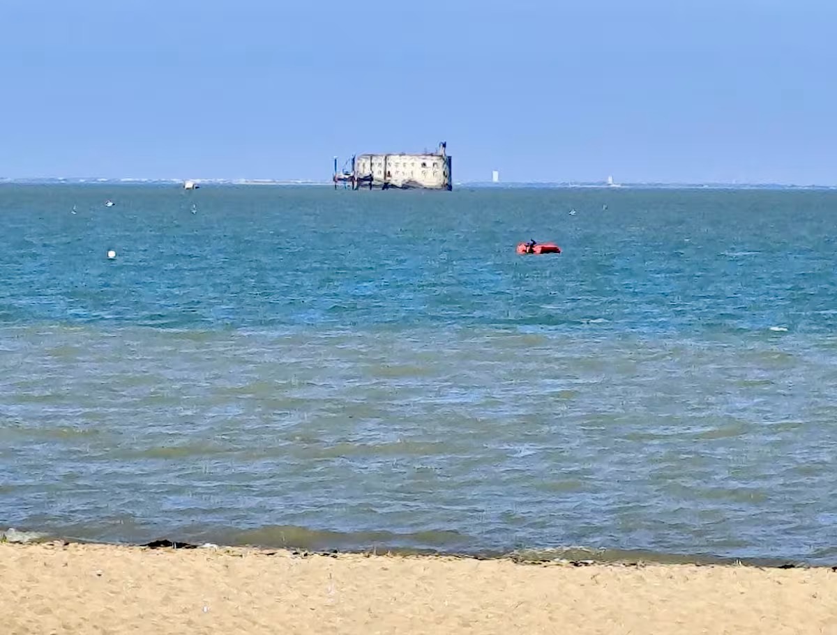 Fort Boyard aperçu depuis la plage des Saumonards