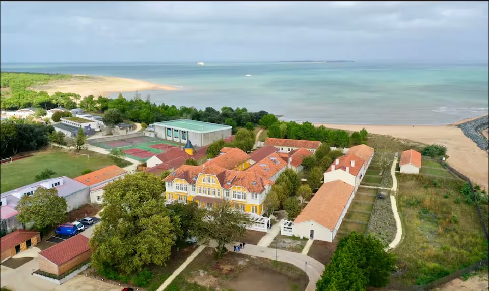 Vue aérienne de La Maison Heureuse entre forêt et plage des Saumonards