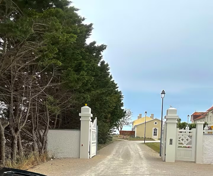 Portail de la Maison Heureuse ouvrant sur l’allée vers l’océan