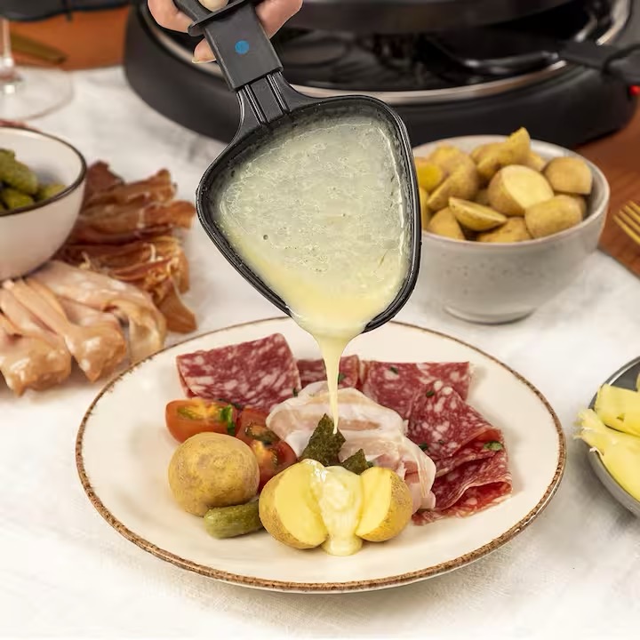 Raclette partagée autour de la table du Nid d’Été