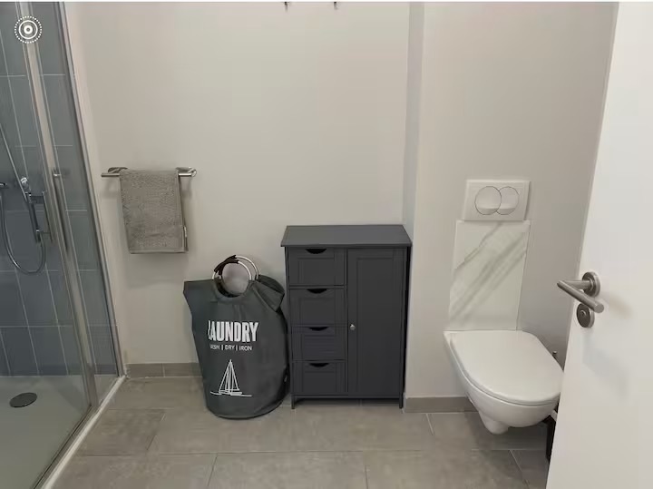 Salle d’eau complète du Nid d’Été avec douche et toilettes suspendues