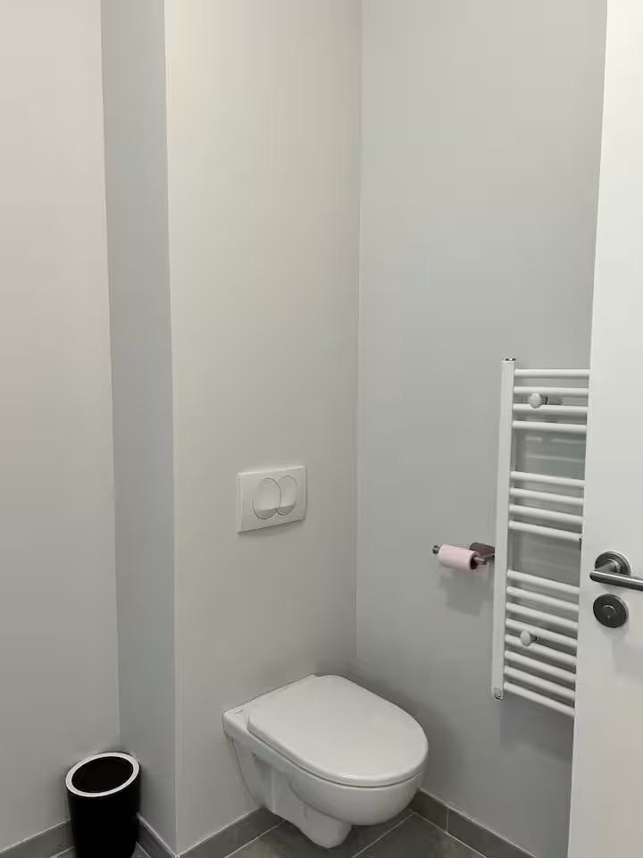 Toilettes suspendues et sèche-serviettes du Nid d’Été