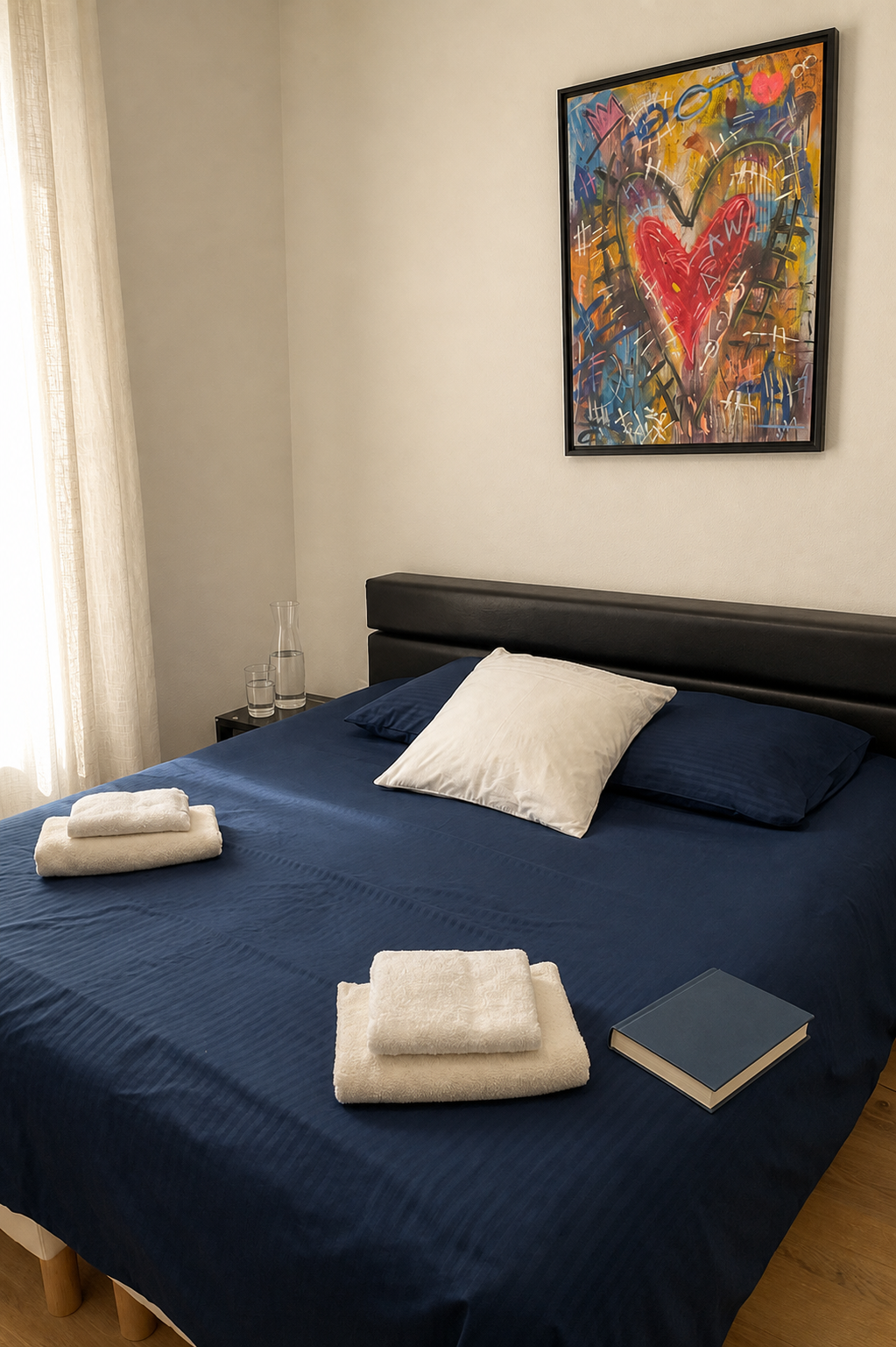 Chambre du Nid d’Été préparée avec livre, eau et linge