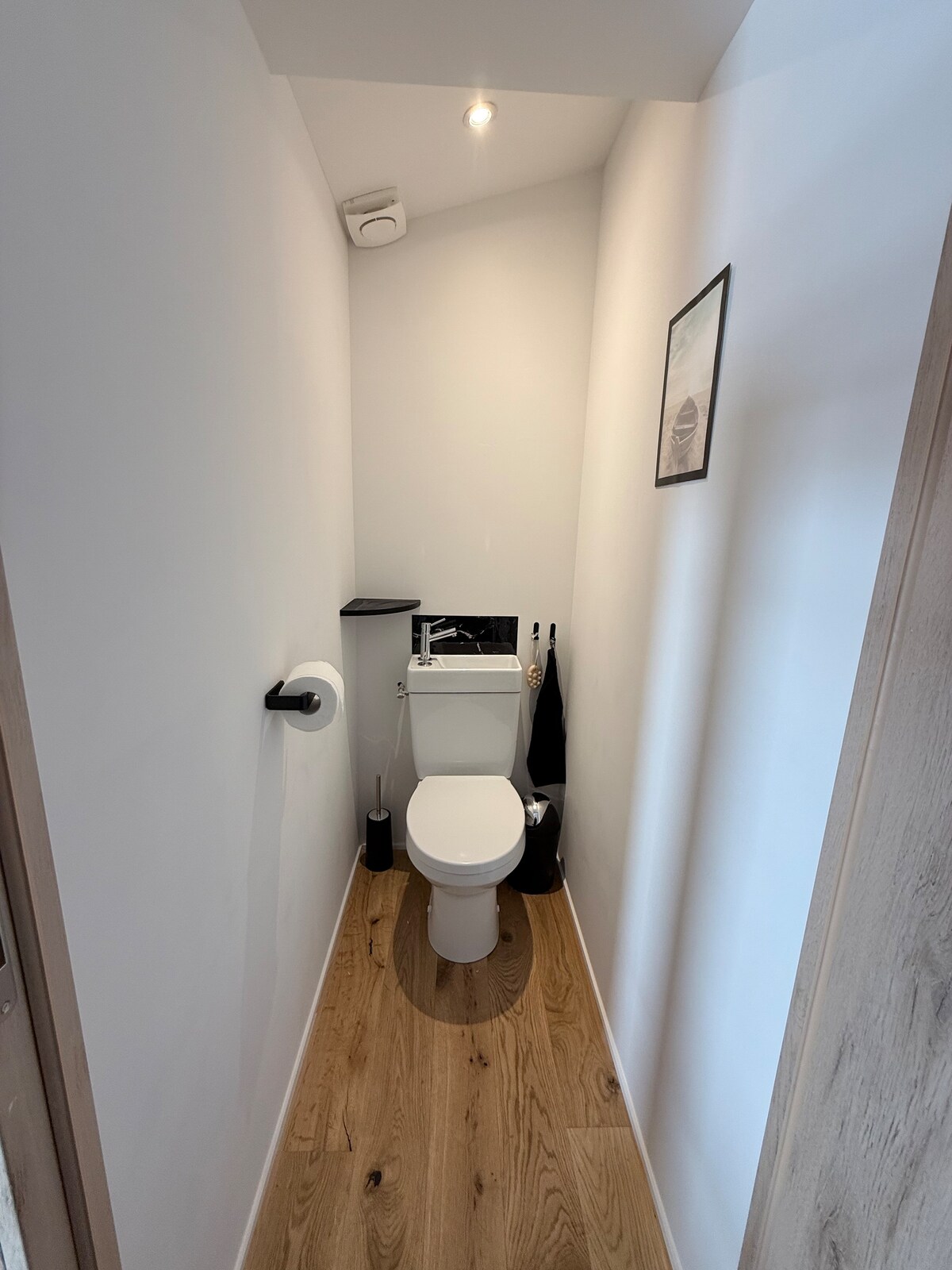 Premier WC avec lave-mains