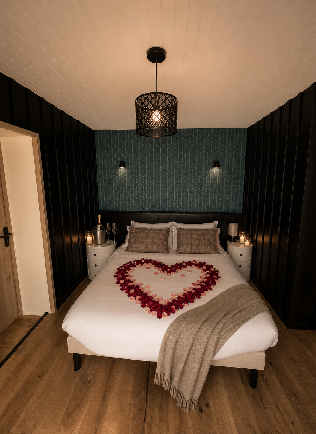 Chambre préparée avec des pétales pour une lune de miel Beaux Rivages