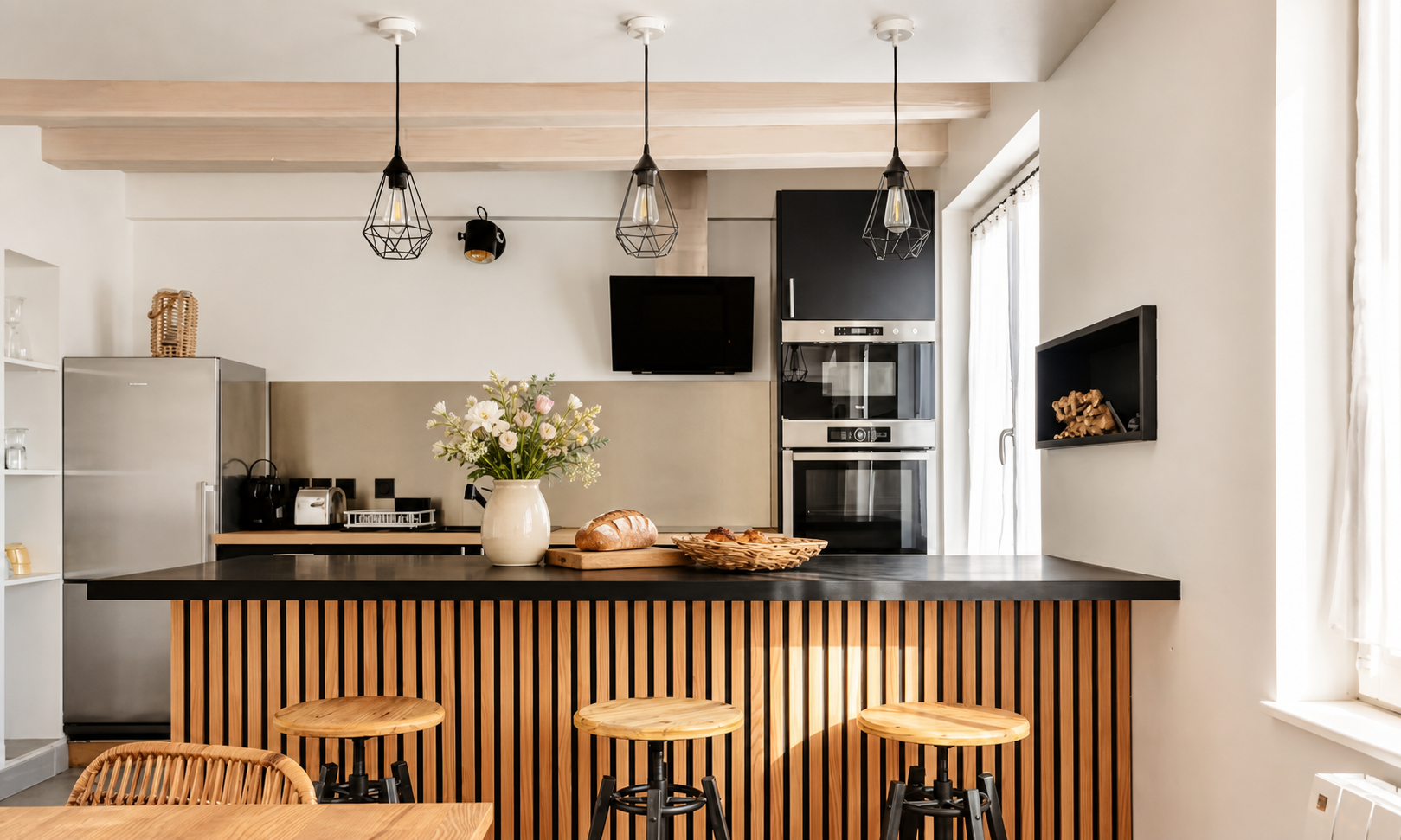 Cuisine de Villa Raie Manta fleurie avec du pain et des pâtisseries