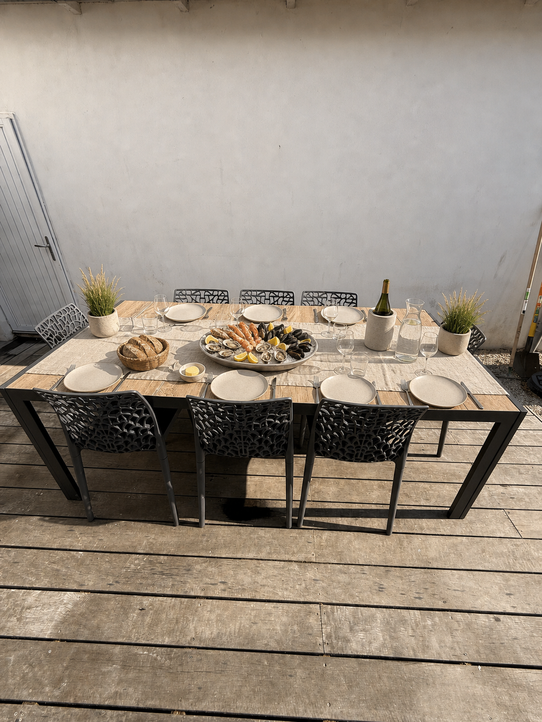 Table extérieure dressée autour d’un plateau de fruits de mer