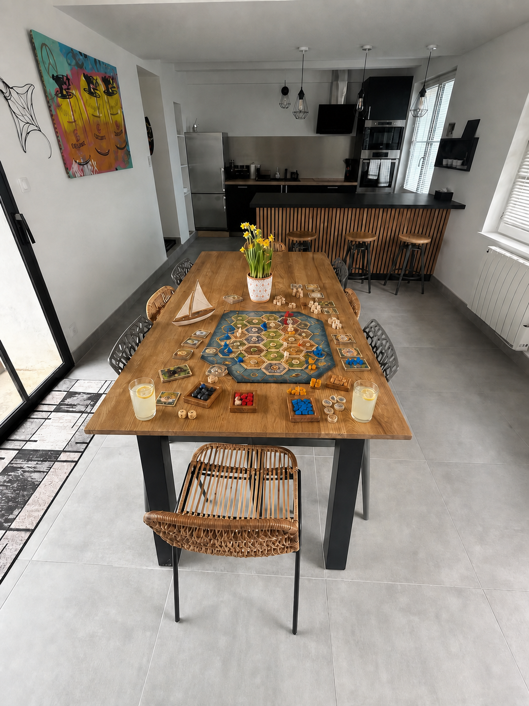 Jeu de société en famille sur la grande table de Villa Raie Manta