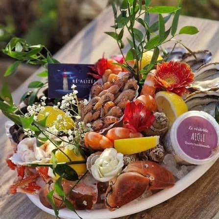 Plateau de fruits de mer composé d’huîtres, crevettes et crustacés