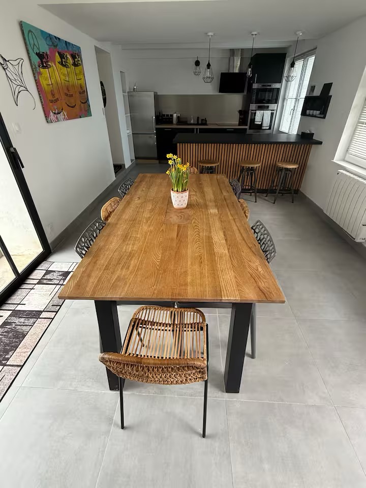 Table dressée pour un repas en famille